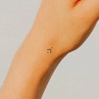Tatouage Flèche et Points