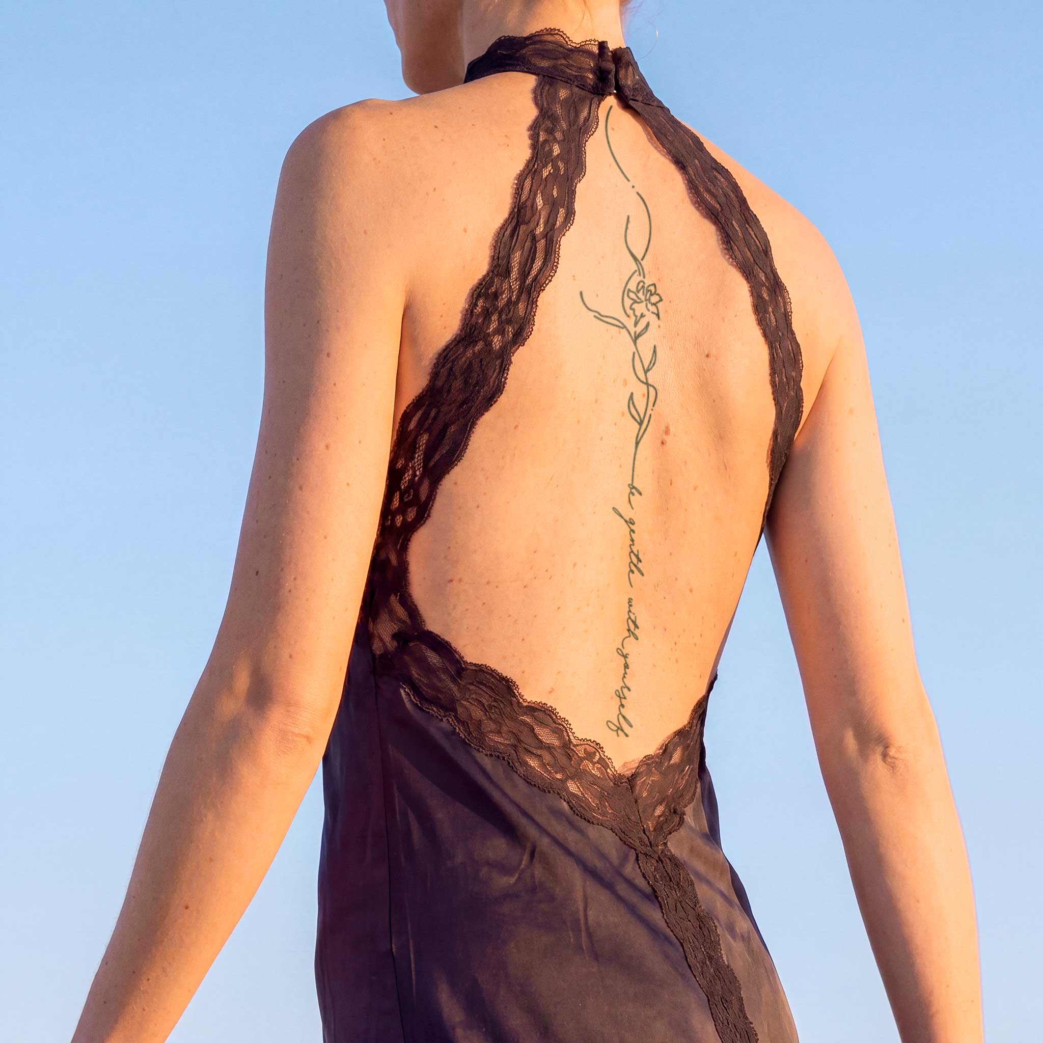 Tatouage "Be gentle with yourself" avec fleurs