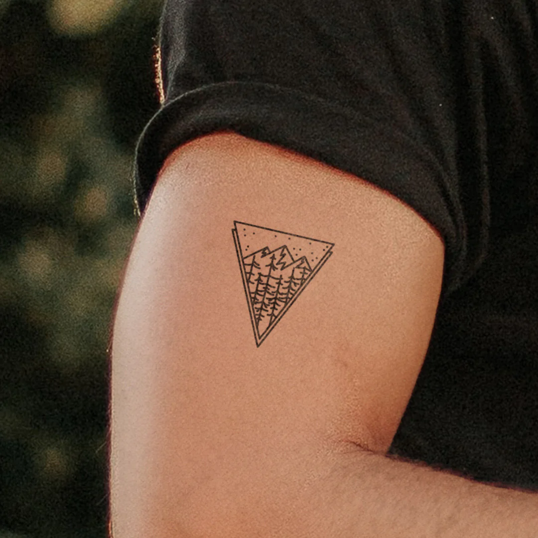 triangle montagne et arbre