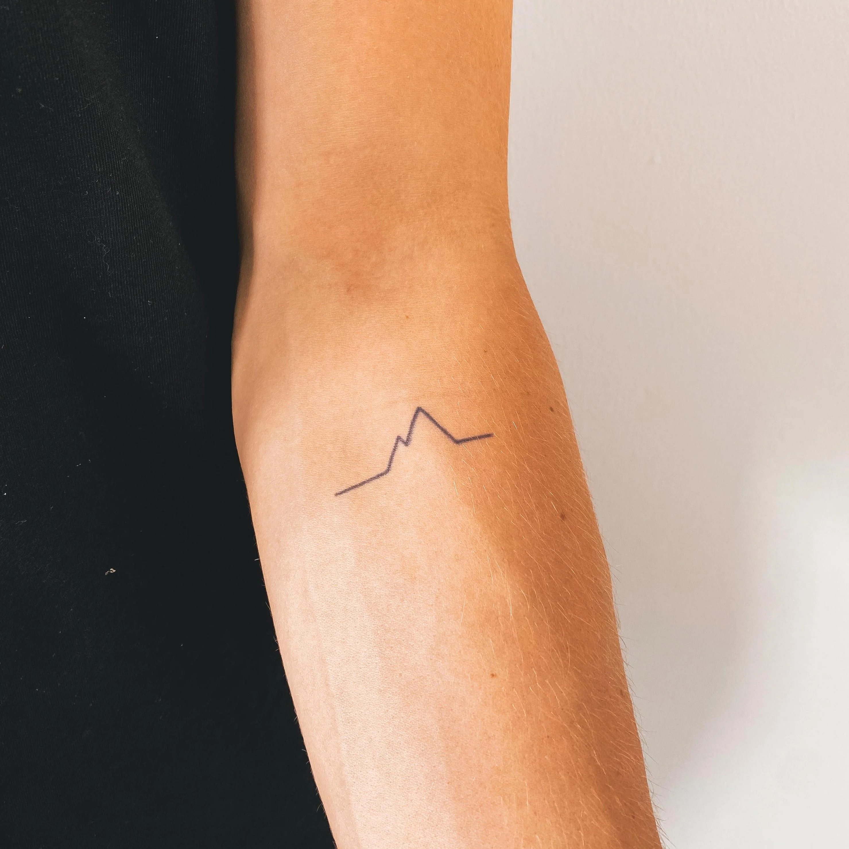Tatouage Ligne de Montagne