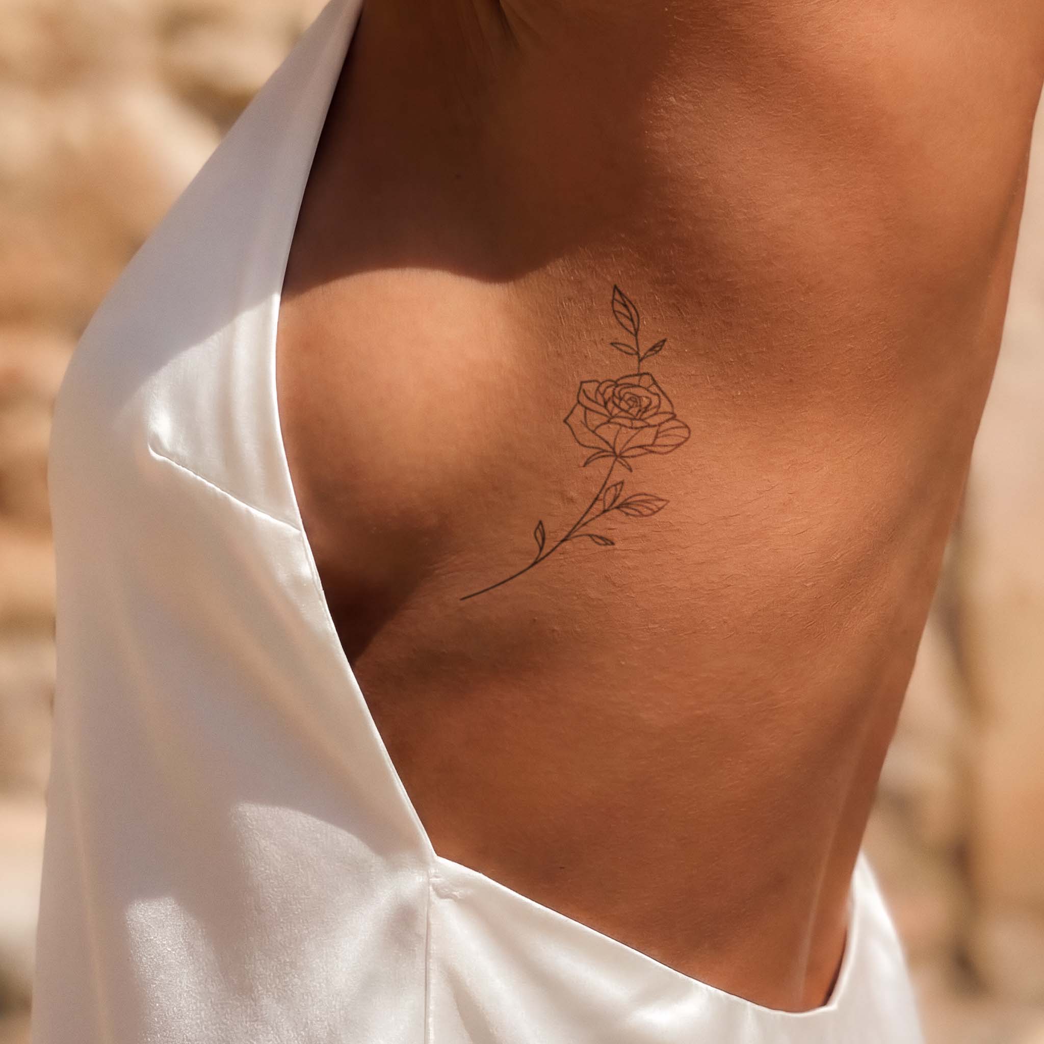 Tatouage rose discrète
