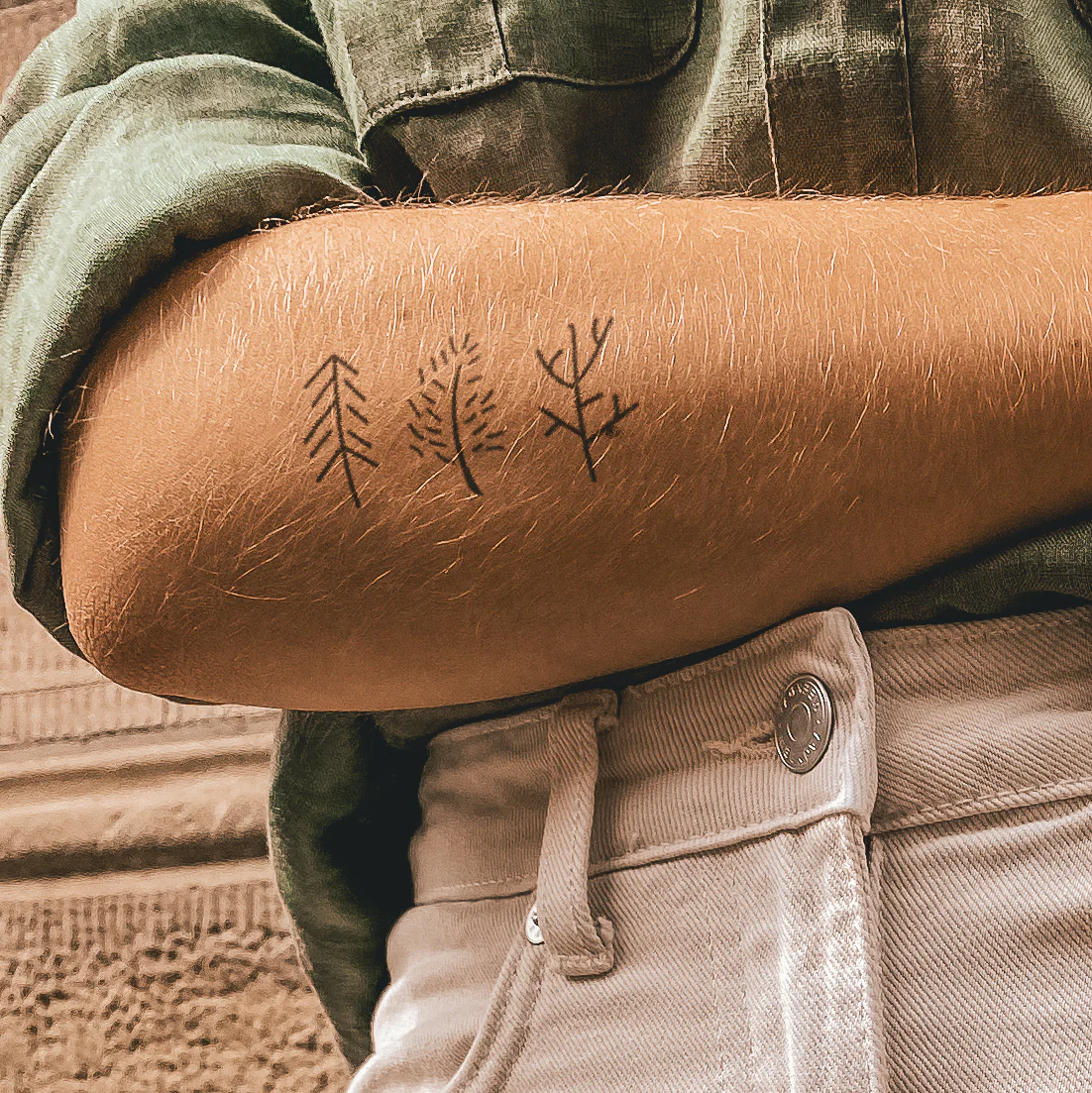 Le tatouage de trois petits arbres