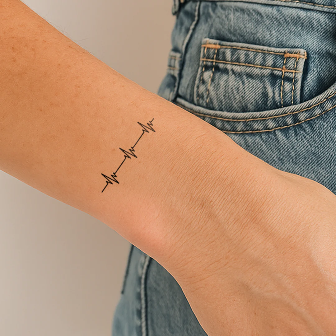 Tatouage de battement de coeur à trois vagues