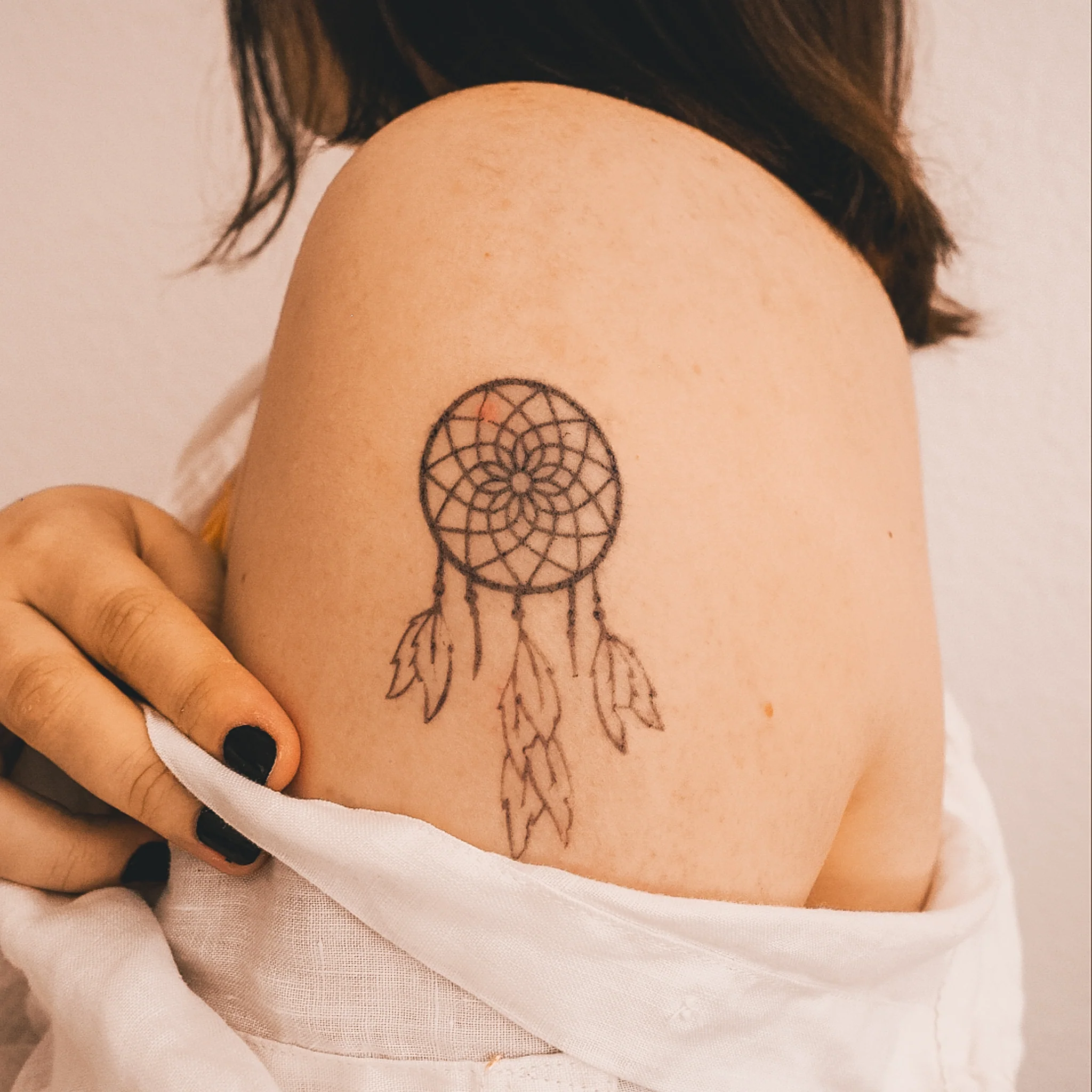 Tatouage attrape-rêves en plumes