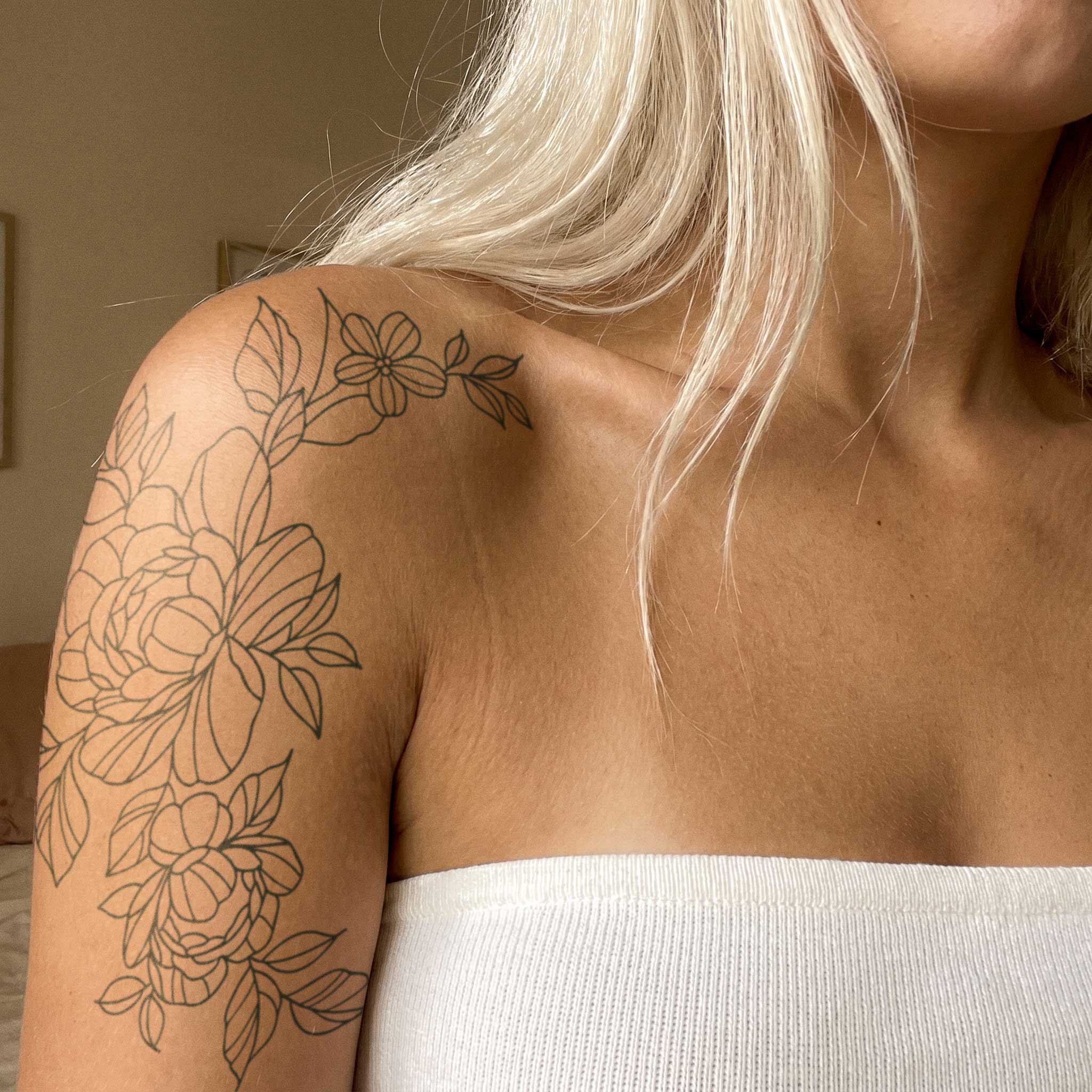 Tatouage fineline pivoines