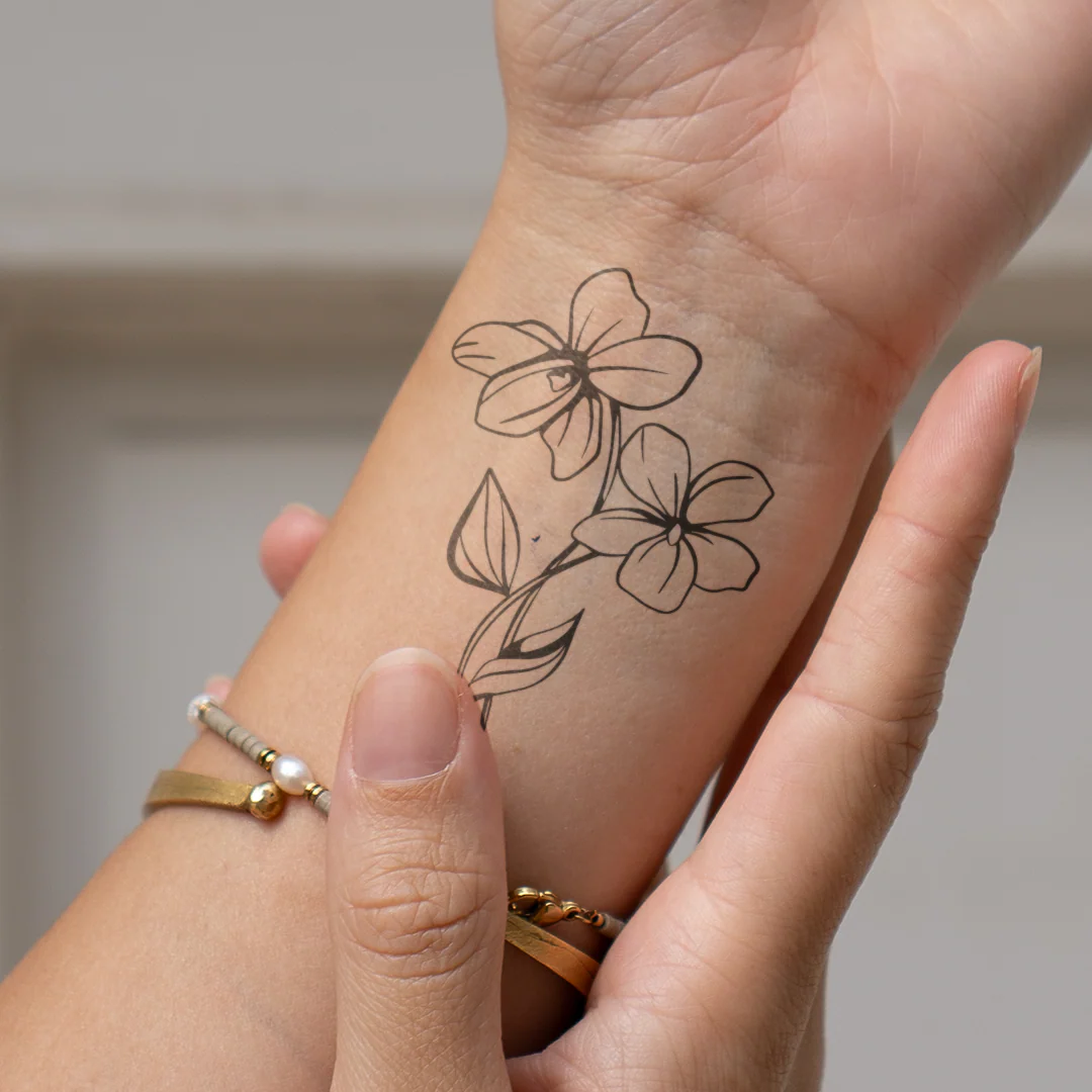Tatouage de fleur de naissance violette de février
