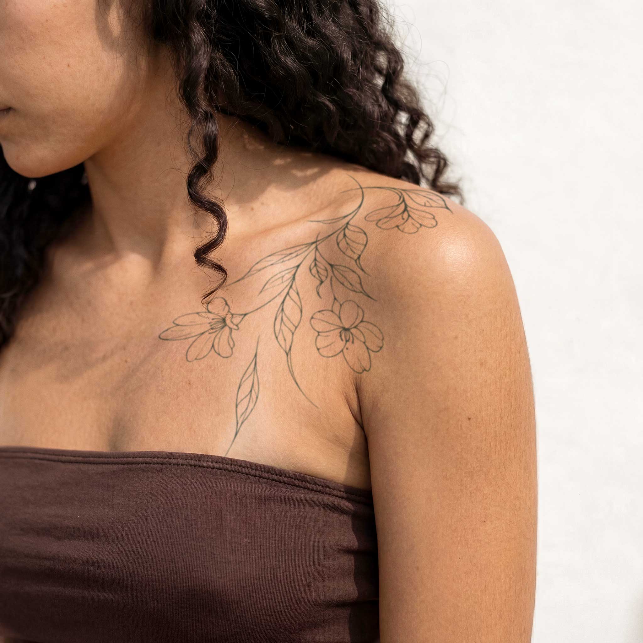 Tatouage branche fluide de fleurs de cerisier