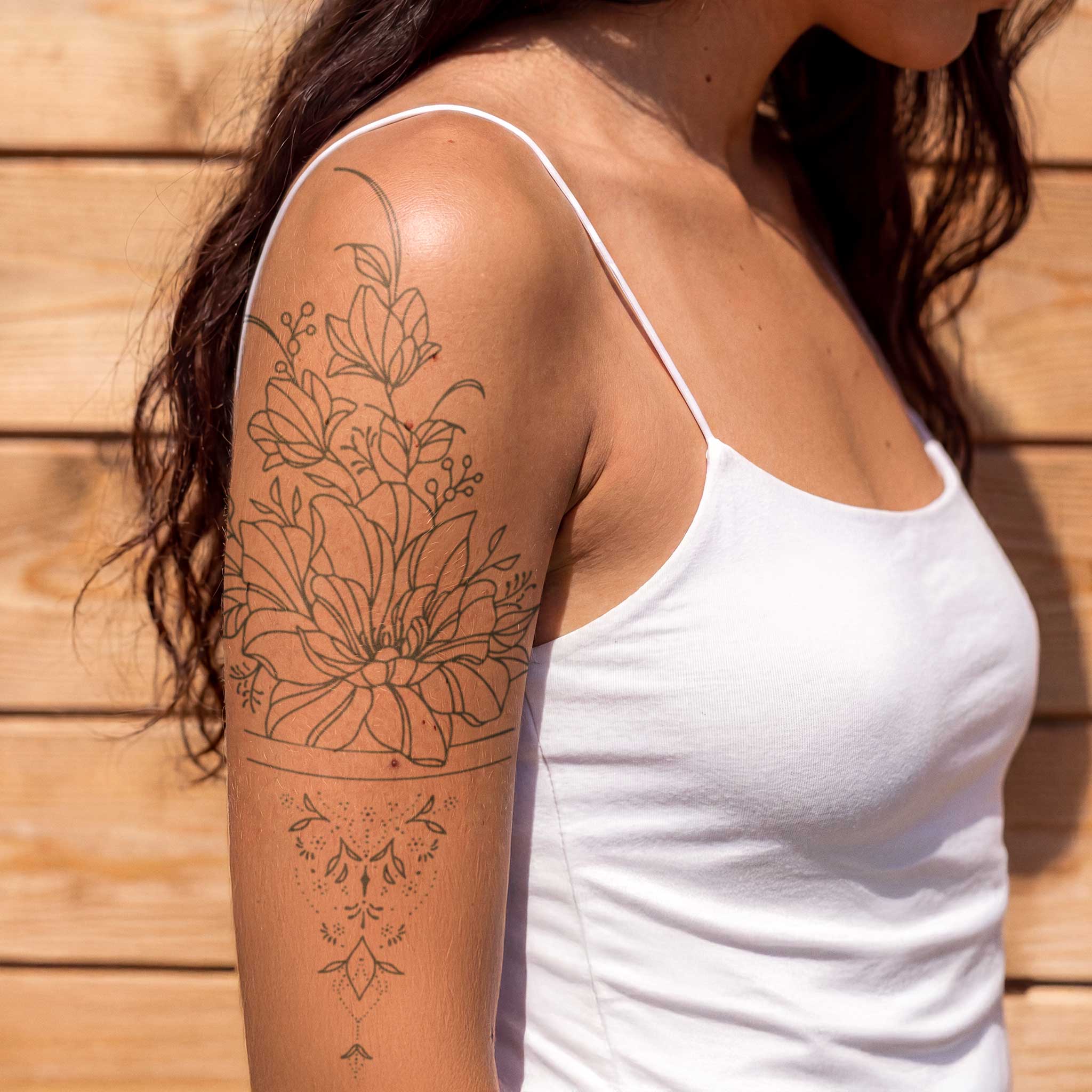 Grand tatouage fleurs avec ornements