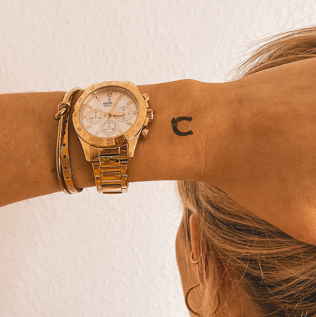 Tatouage de fer à cheval et de trèfle
