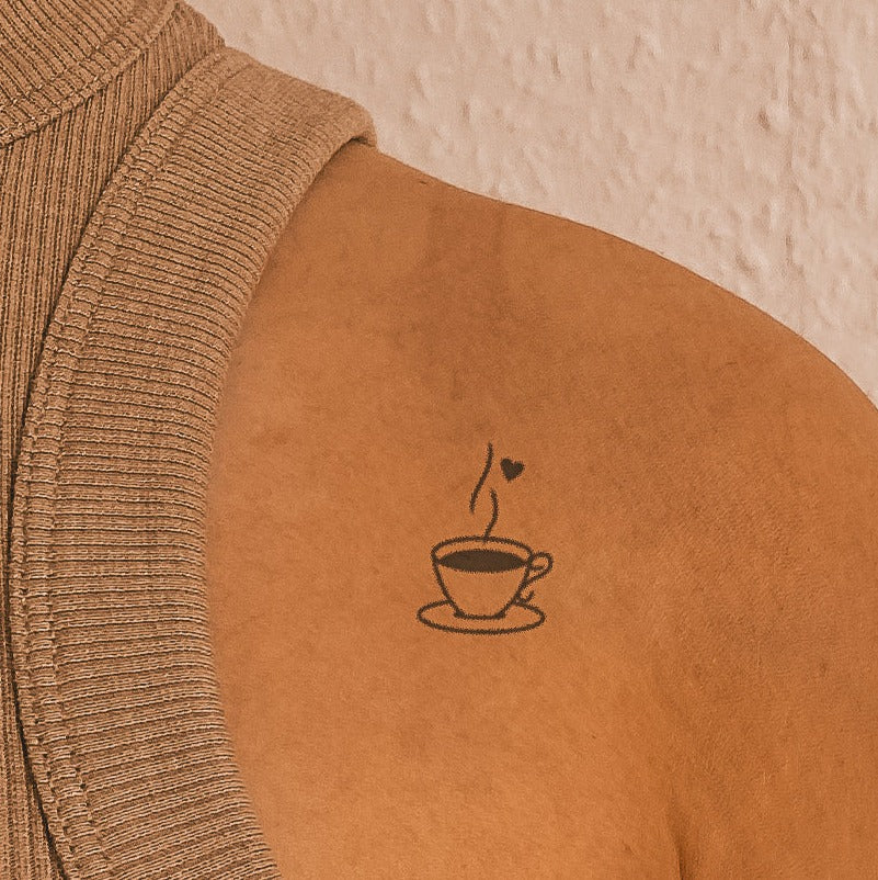 Tasse à café avec tatouage de coeur