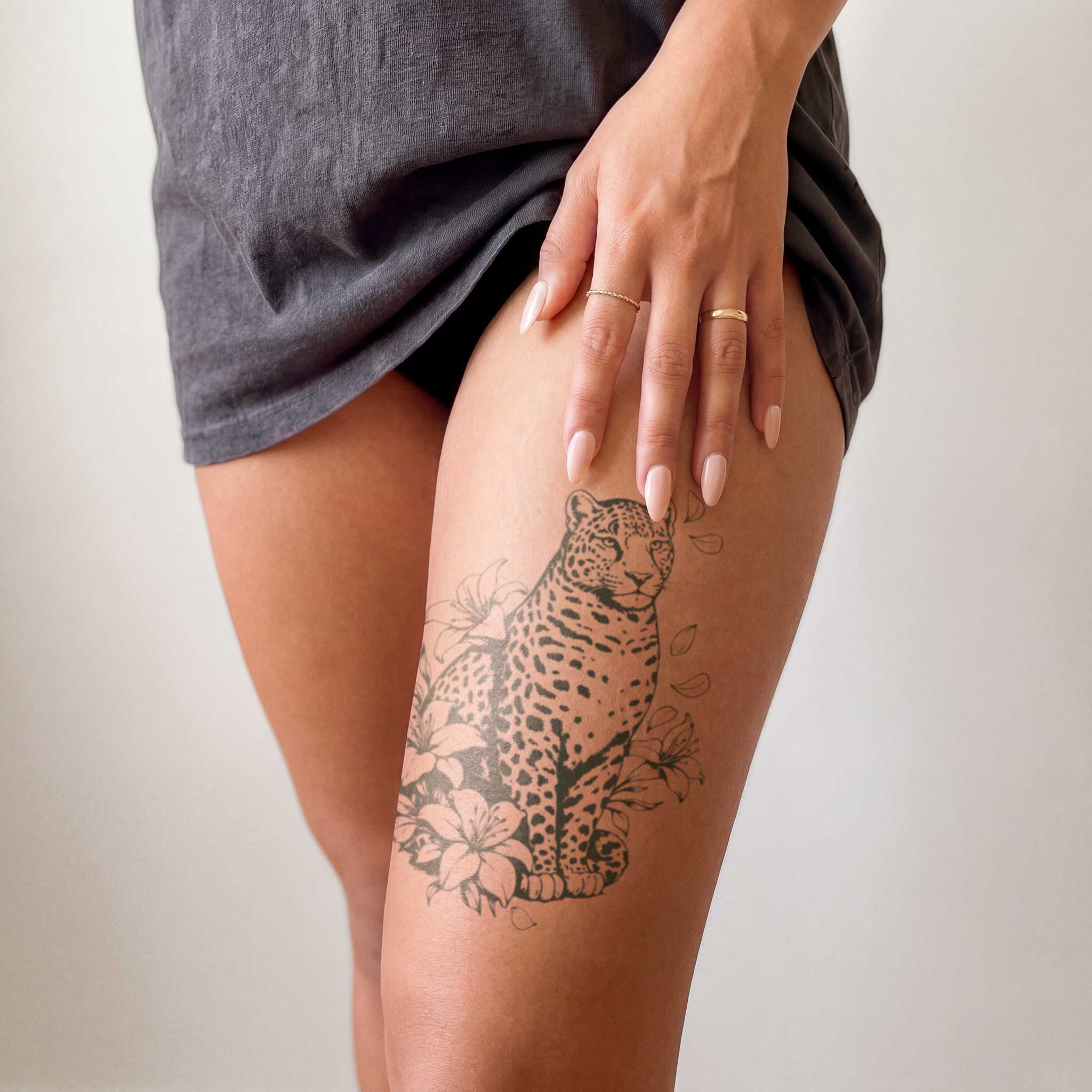 Tatouage léopard avec lys