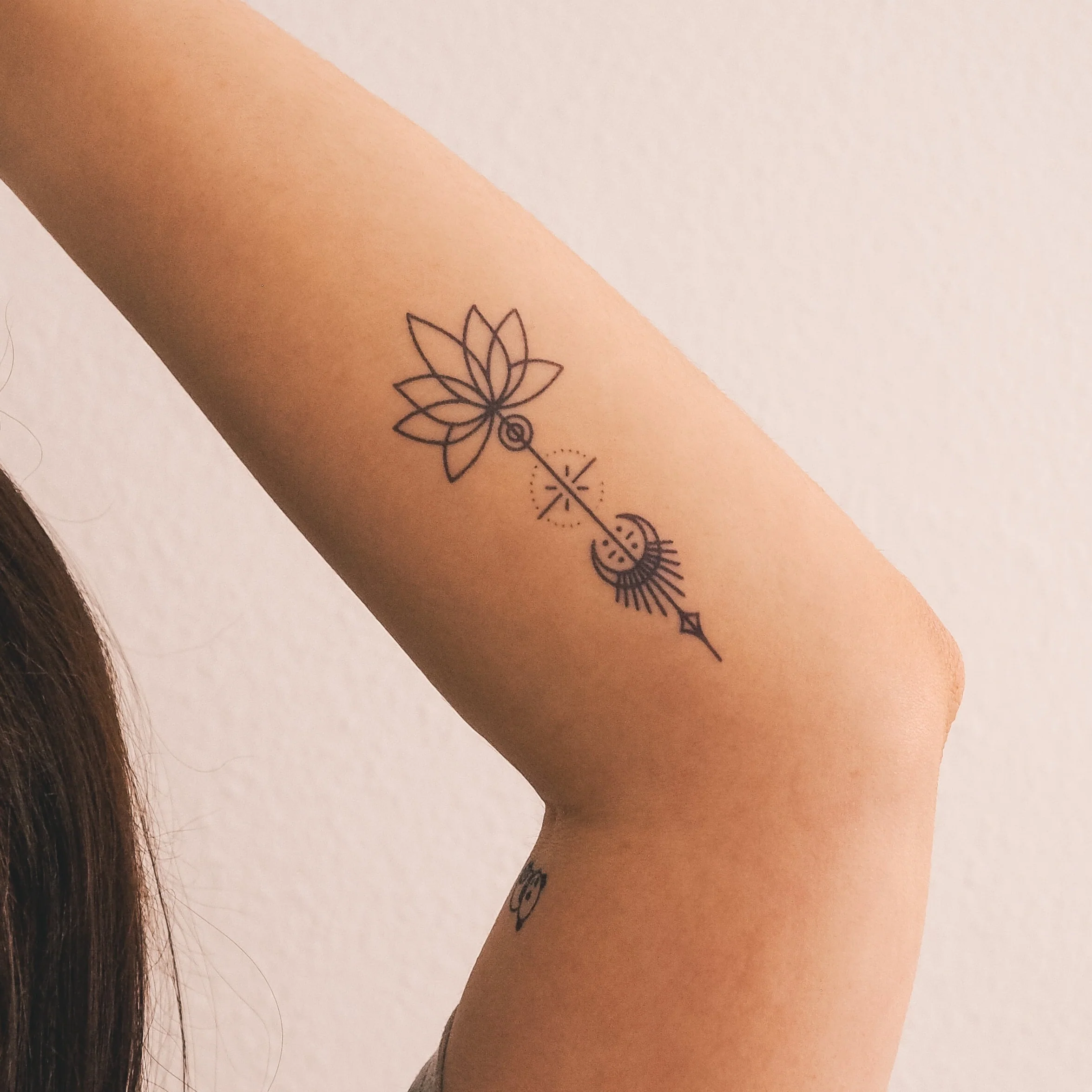 Tatouage sous la poitrine de mandala de lotus