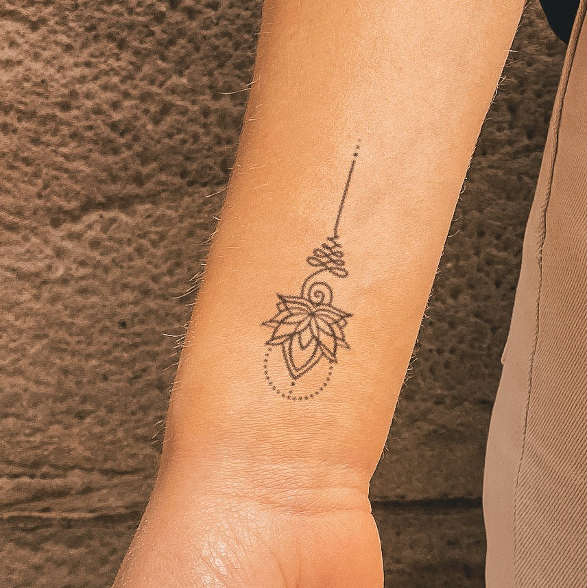 Lotus avec tatouage d'extension