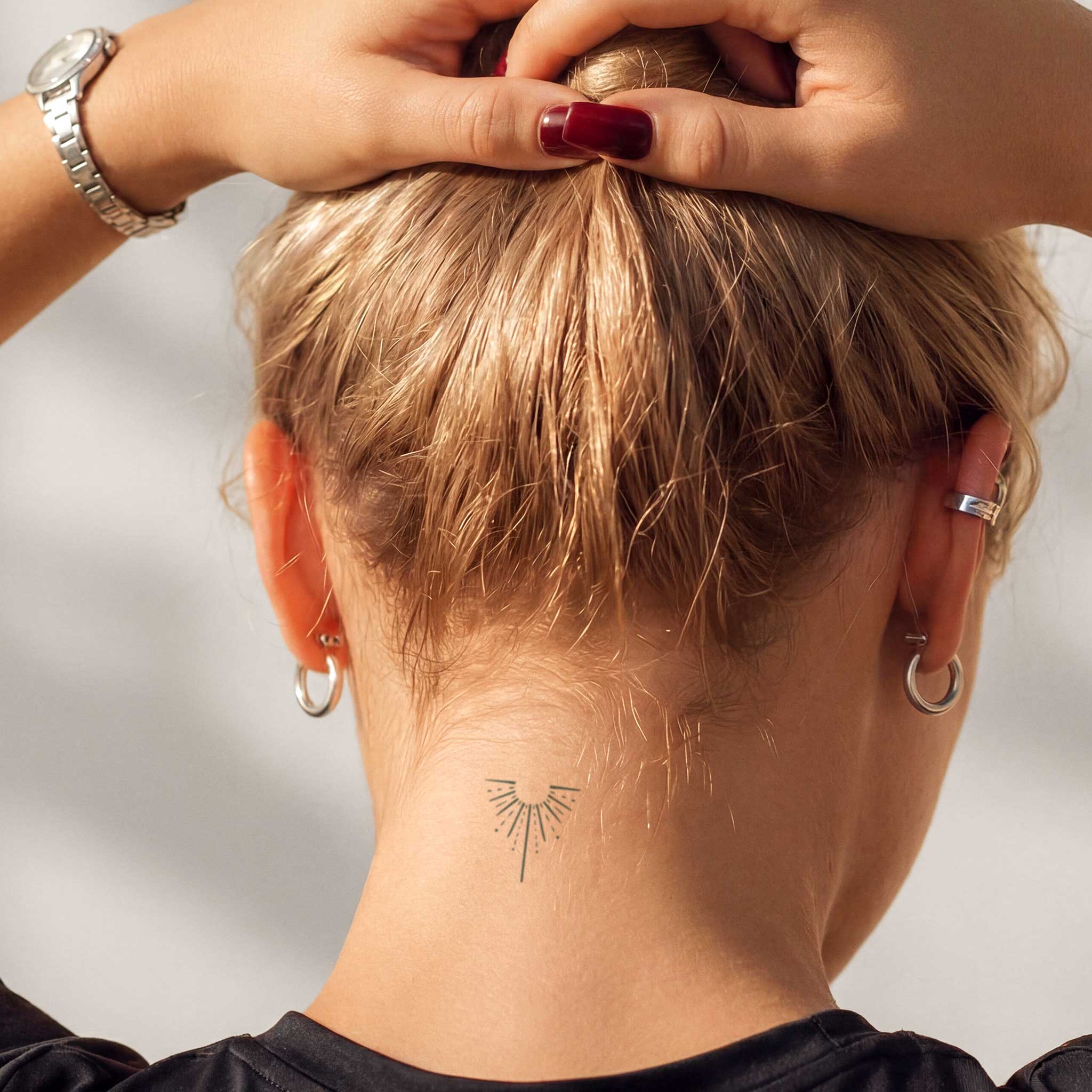 Tatouage mini ornement soleil