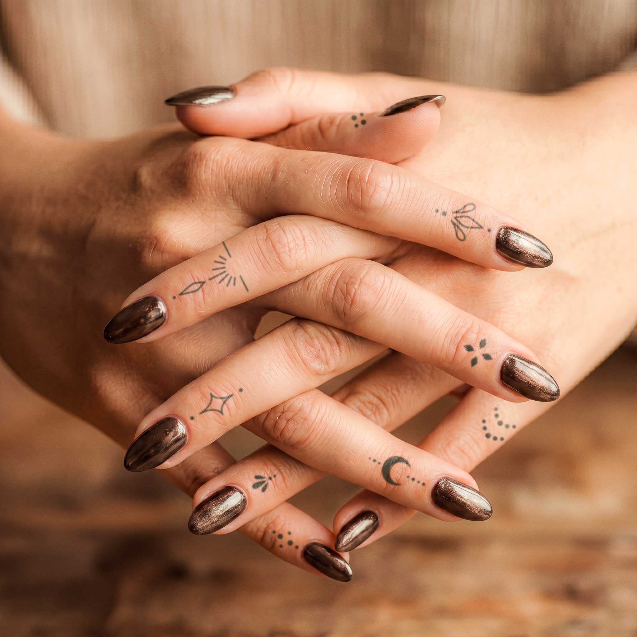 Tatouages minimalistes fleurs et étoiles pour doigts