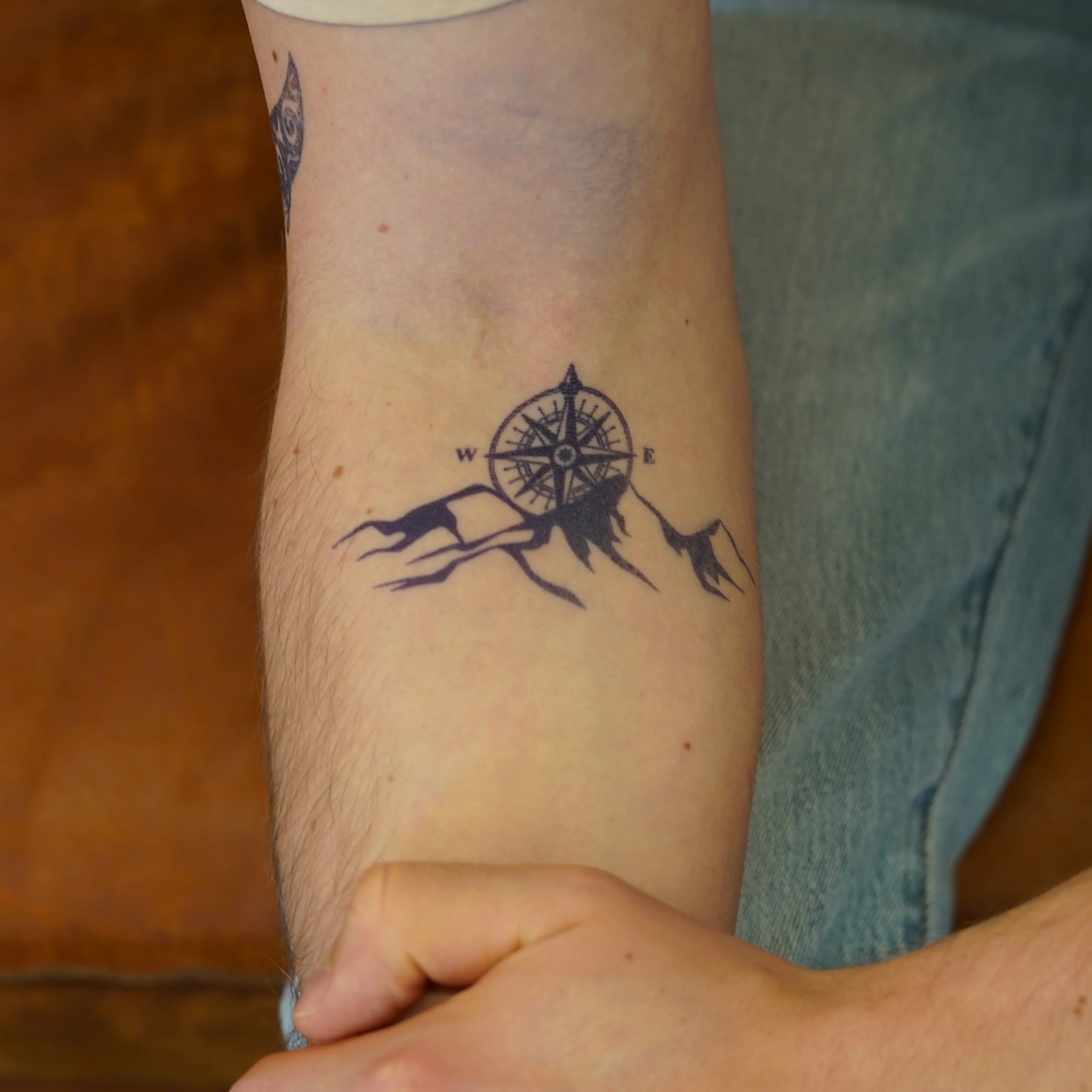 Tatouage montagnes et boussole - Image 4