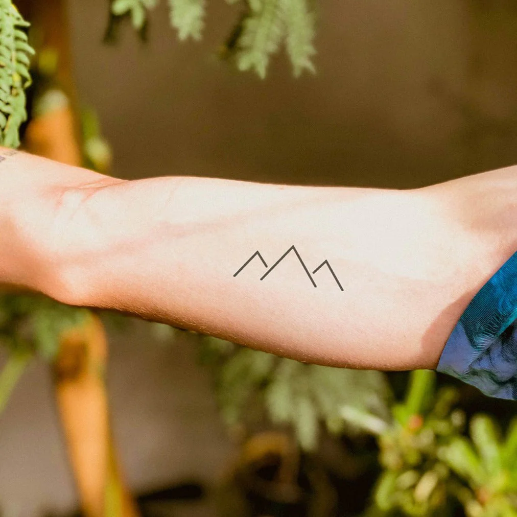 Tatouage de montagnes symétriques