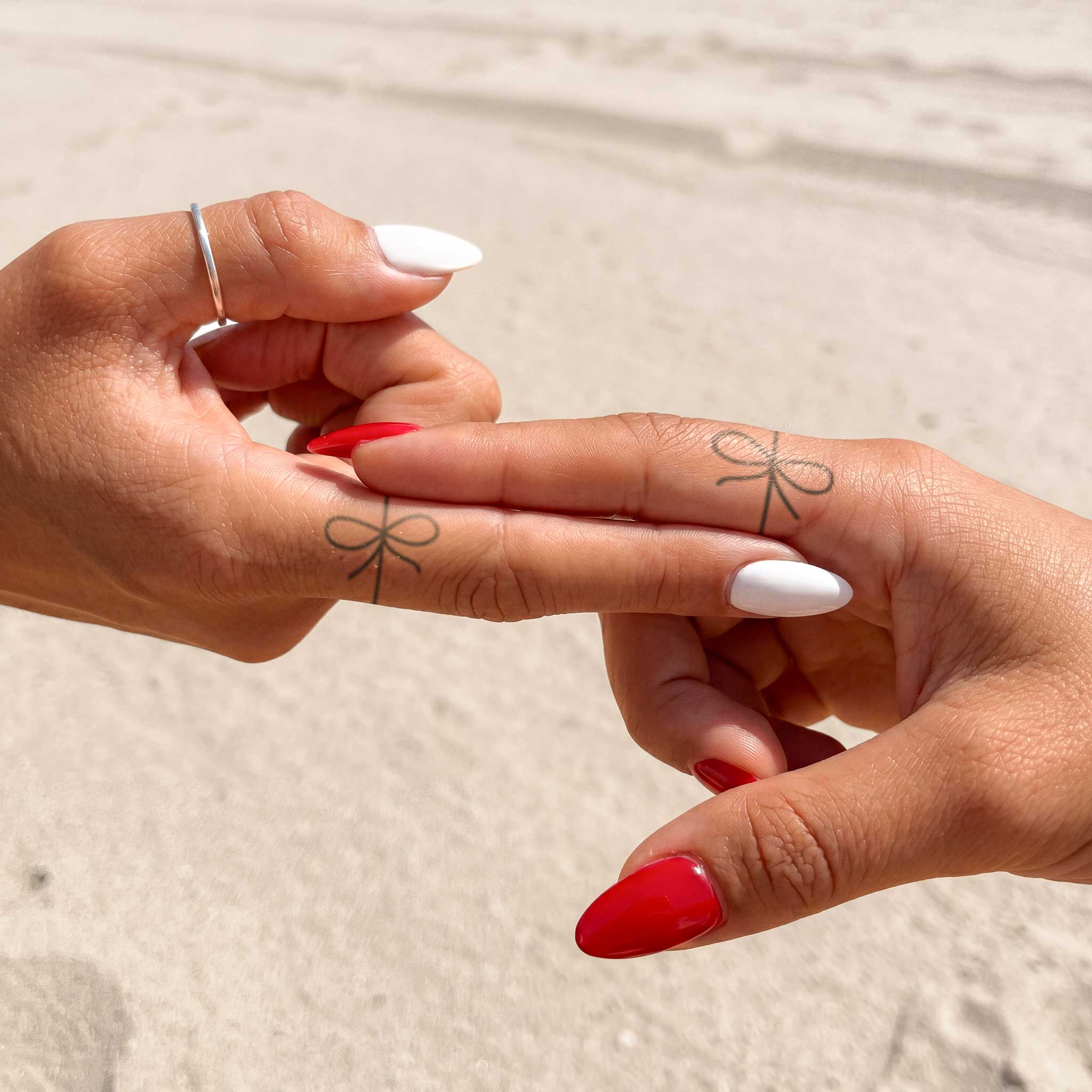 Tatouages nœuds de doigts pour couple
