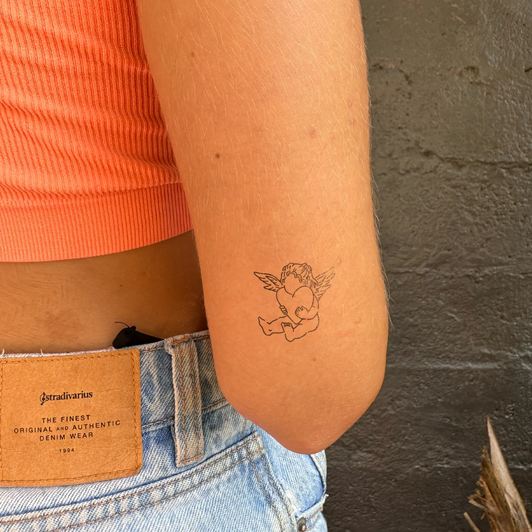 Petit ange accompagné d'un coeur