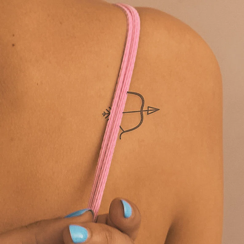 Tatouage arc et flèche