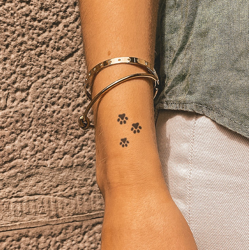 Tatouage rempli de trio de pattes
