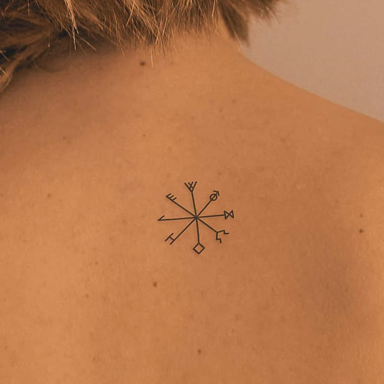 Tatouage boussole runique