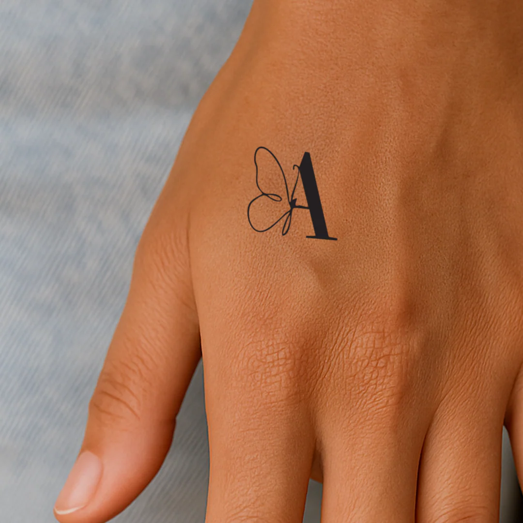 Tatouage papillon avec initiales (A-Z)