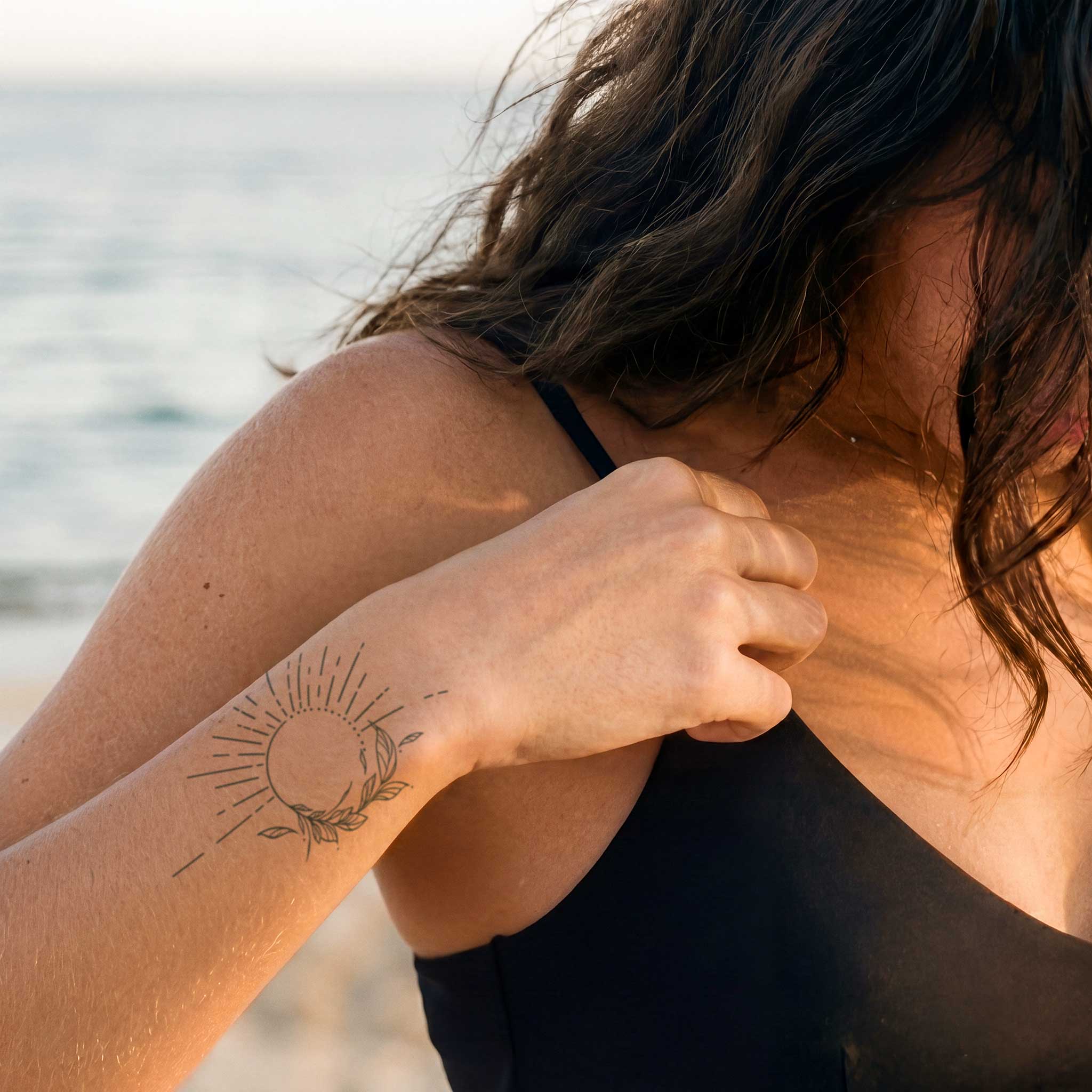 Tatouage rayons de soleil et feuilles