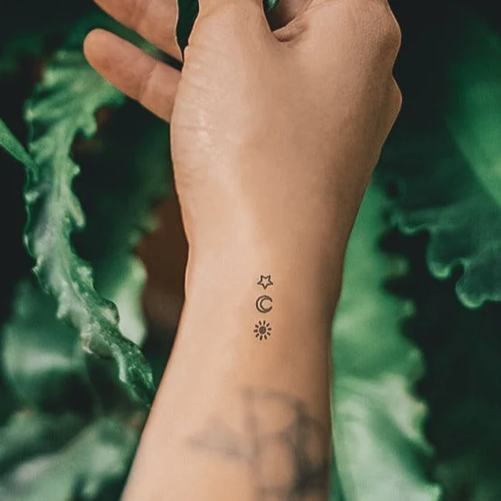 Tatouage étoile, lune, soleil III