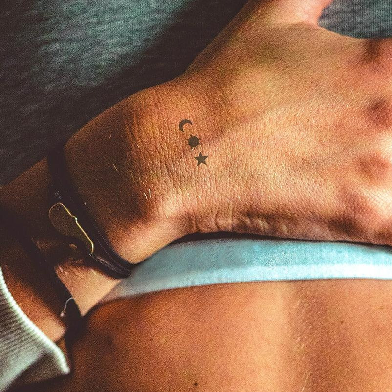 Tatouage soleil, lune et étoiles