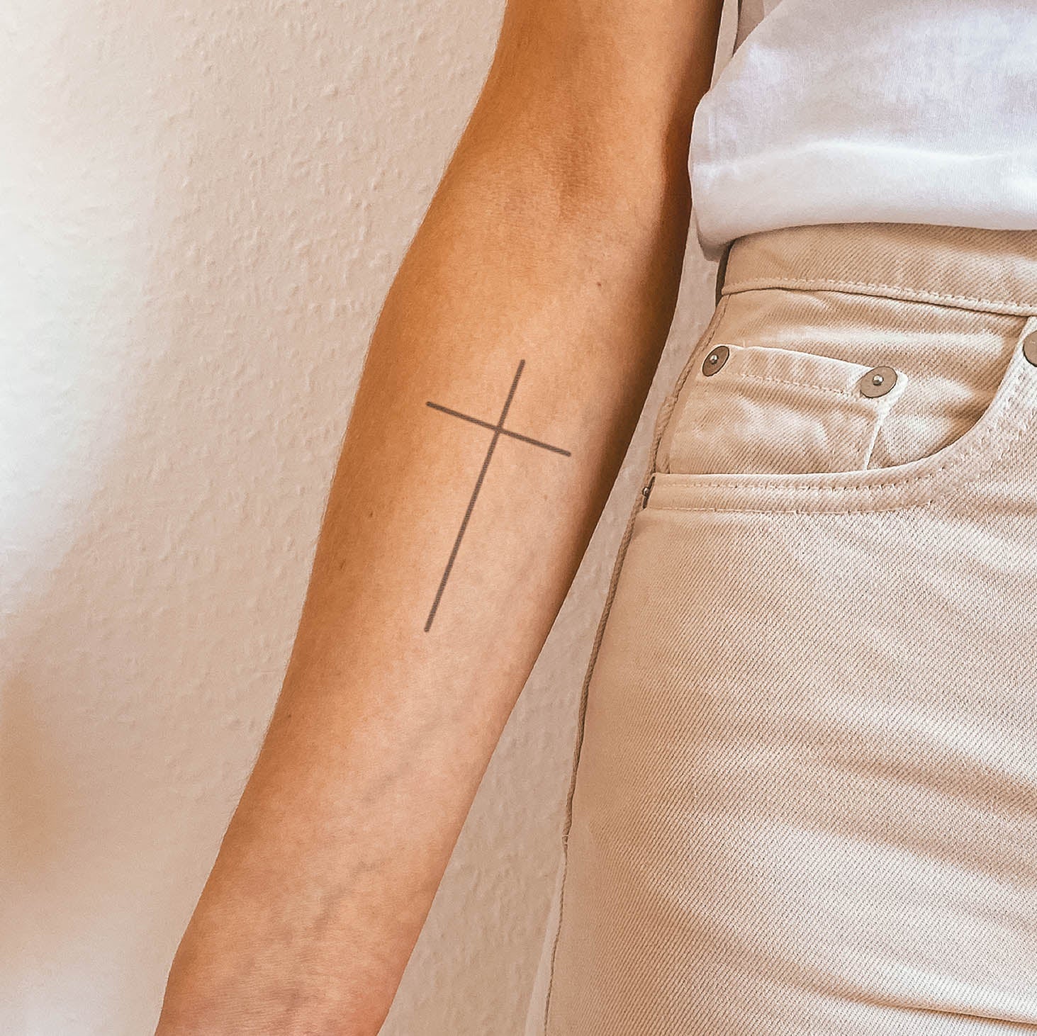 Tatouage croix fine