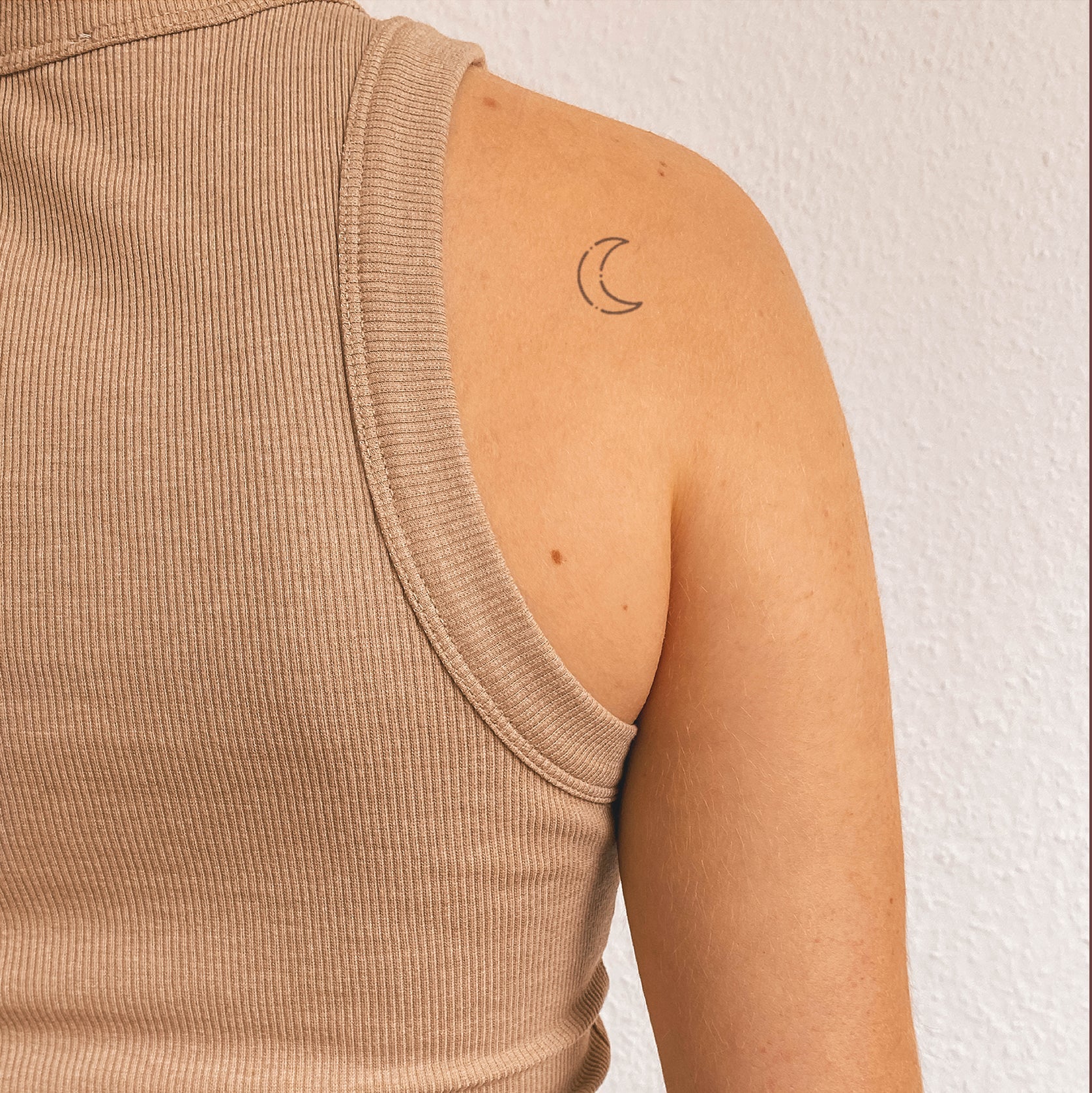 Le tatouage de lune avec des points