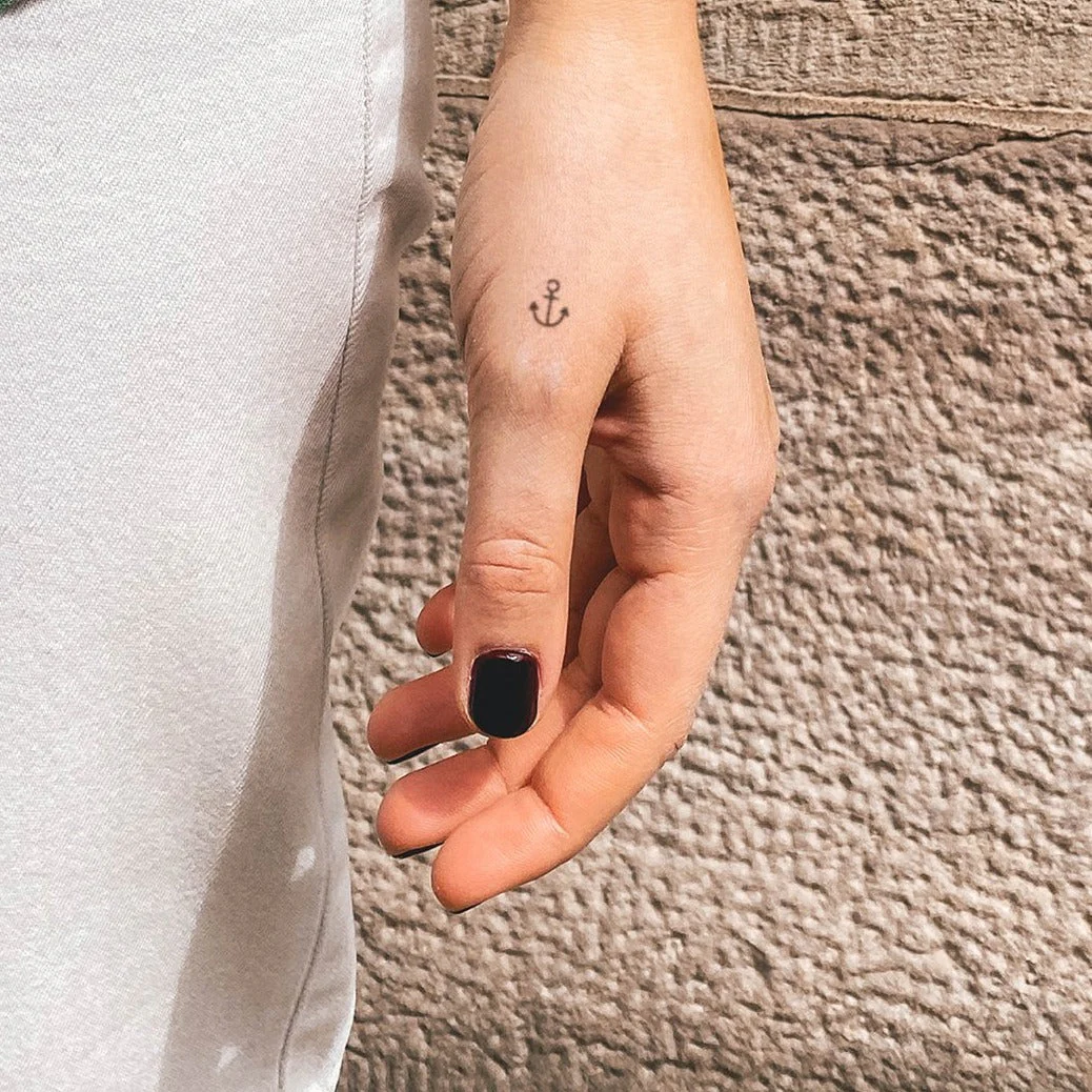 Petit tatouage d'ancre minimaliste
