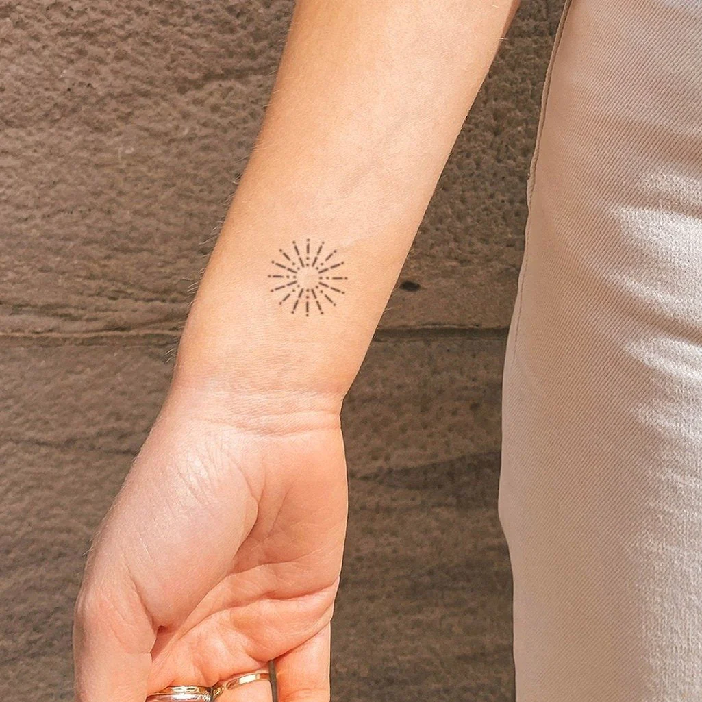 Tatouage soleil abstrait