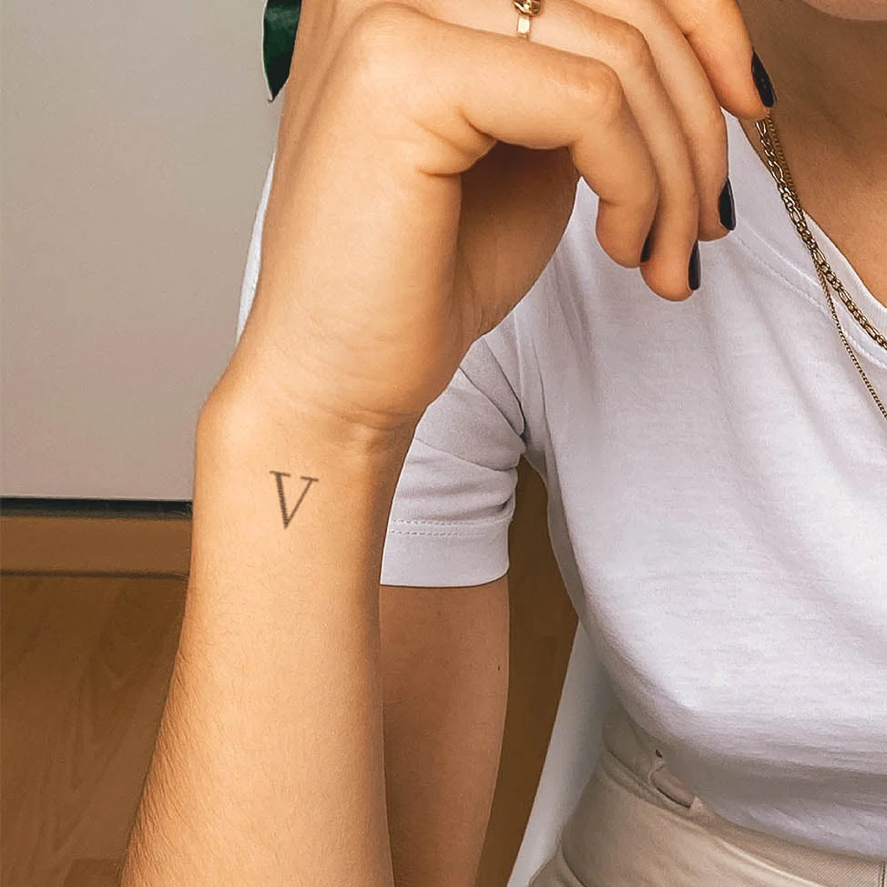 Tatouage "V"