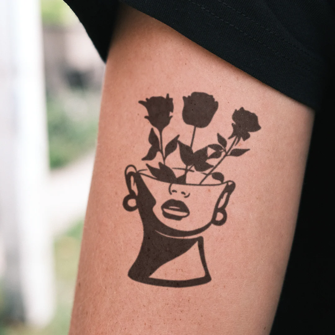 Vase en visage avec roses