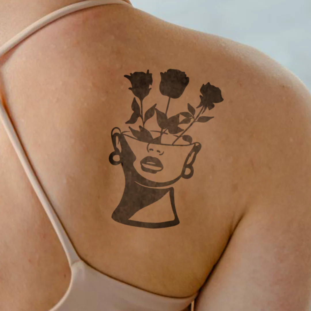 Vase en visage avec roses