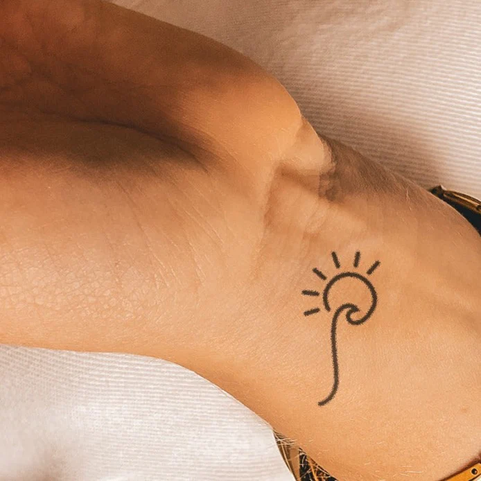 Vague avec tatouage de soleil